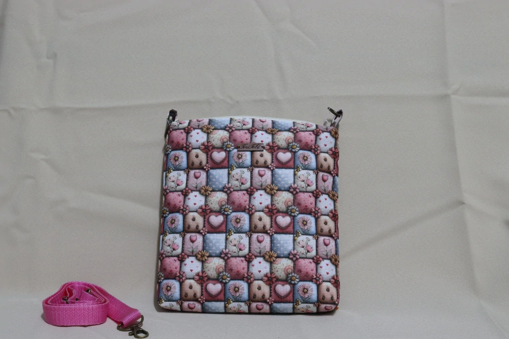 Kabelka s odnímatelným popruhem patchwork