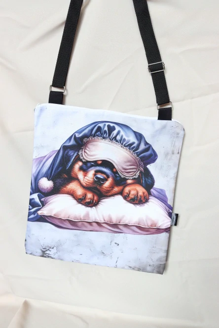 Crossbody placatá spící pes