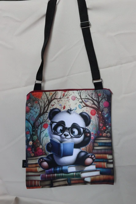 Crossbody placatá panda čtenář